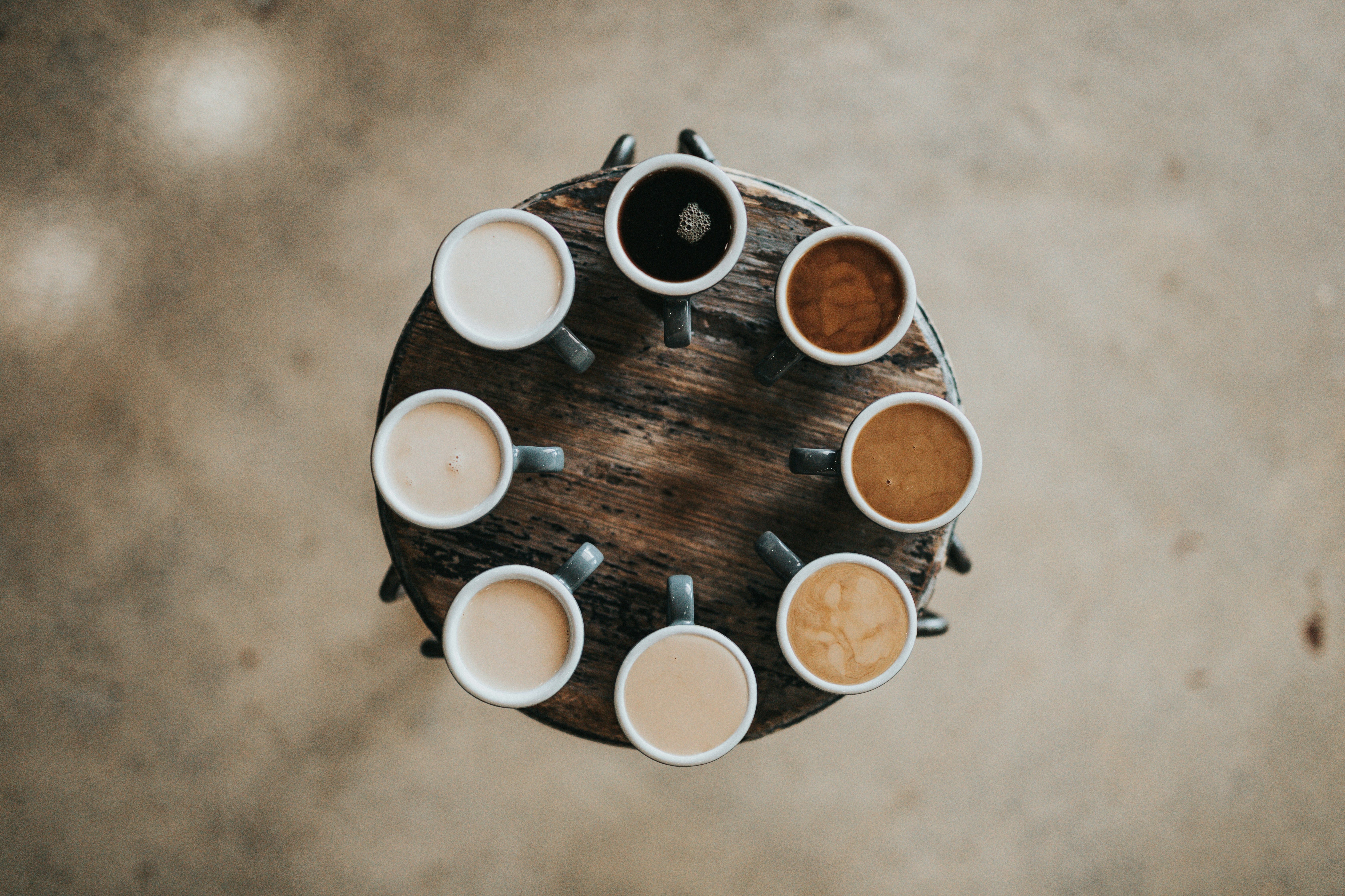 Viele verschiedene Kaffeetassen versinnbildlichen das Thema Vielfalt und DNA